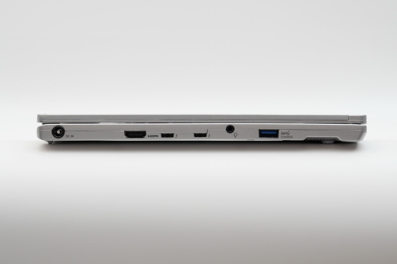 左側面。高さは18.2mmと20mmを切る薄さで、14型ではシリーズ史上最薄となっている