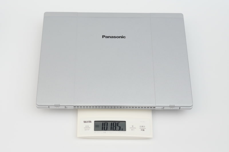 試用機の実測の重量は1,018.5gと、14型ディスプレイ搭載ながらなかなかの軽さだ
