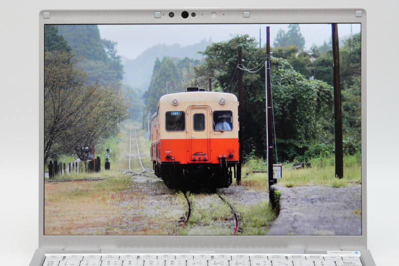 表面は非光沢処理で外光の映り込みはほぼ気にならない。発色性能はシリーズ同等で、特別鮮やかというわけではないが不満のないレベルだ