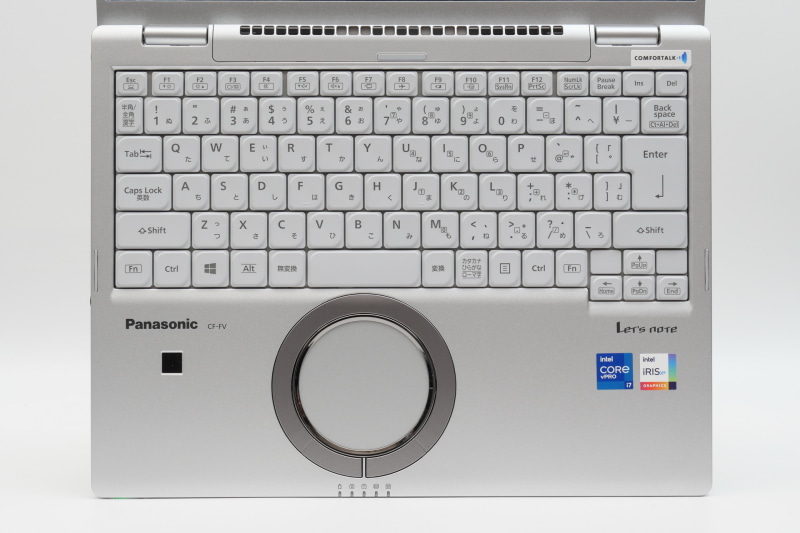 シリーズお馴染みのリーフ型キー採用のキーボードを搭載。14型モデルのレッツノート LV9に搭載されているキーボードとほぼ同じものだ