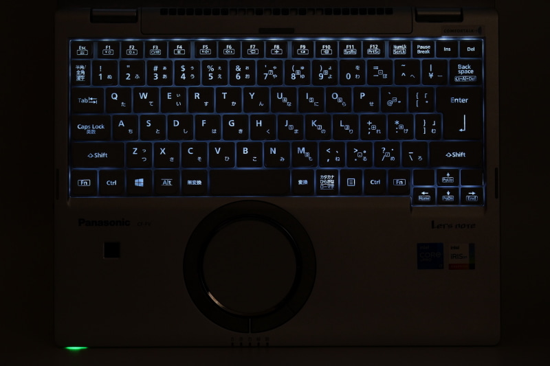 シリーズ初のキーボードバックライトも搭載。これにより暗い場所でのタイピングも快適だ