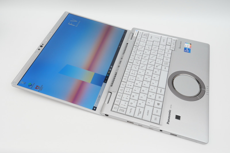 ディスプレイ部は175度ほどまで開く。180度開くわけではないが、対面でのプレゼンにも十分対応できる