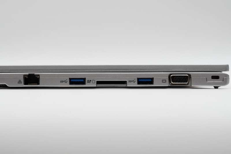 右側面には、Gigabit Ethernet、USB 3.0×2、SDカードカードスロット、ミニD-Sub15ピンを配置。従来同様ポート類は豊富に搭載している