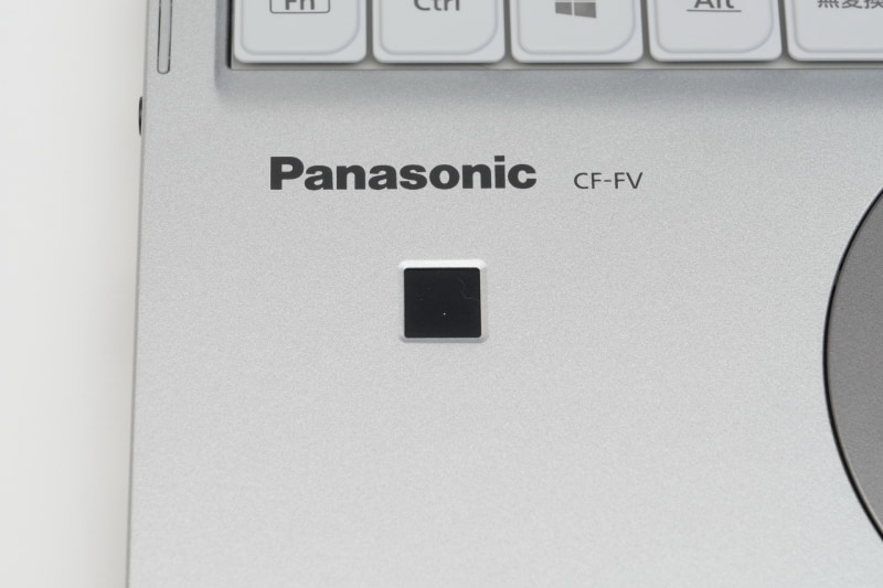 左パームレストにはWindows Hello対応指紋認証センサーを搭載。状況に合わせて顔認証カメラと使い分けられる