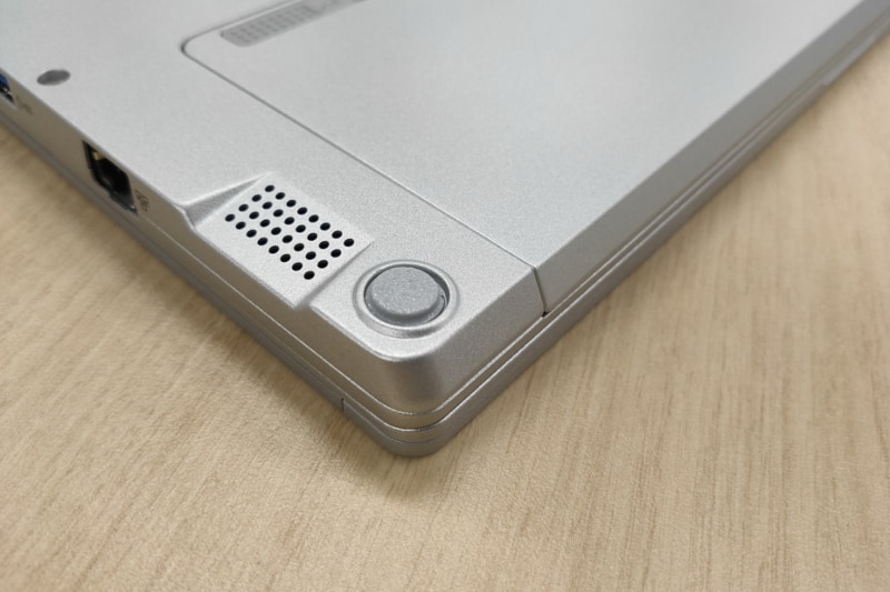 底面の前方左右に搭載されるスピーカーは、大型ボックスを採用し、より大きな音を再生できるようになった。また、人の声にチューニングされており、人の声はかなり聞きやすいが、音楽などの再生にはあまり向かない