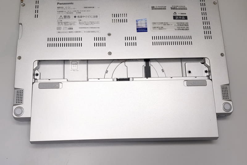 バッテリは着脱式で、底面の本体前方に装着する