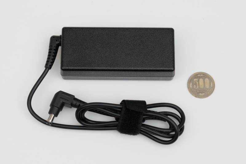 付属ACアダプタは、従来同様の丸形コネクタ採用のものとなっている