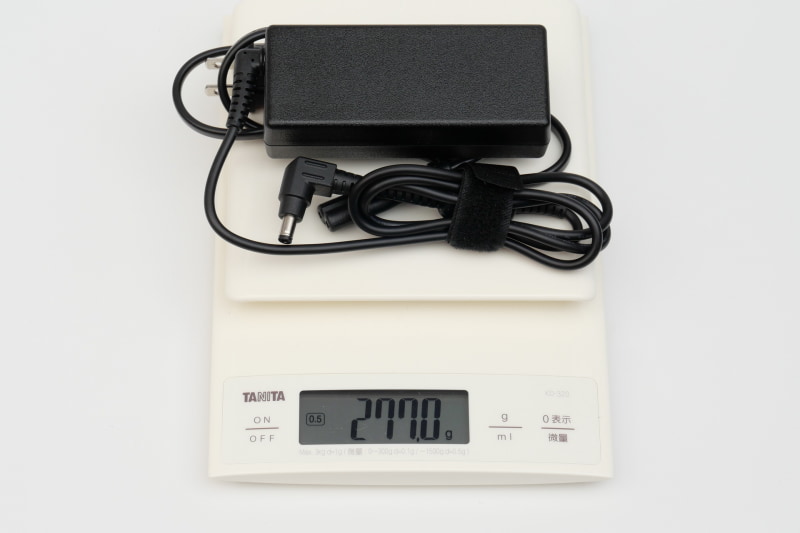 ACアダプタの重量は、付属電源ケーブル込みで実測227gだった