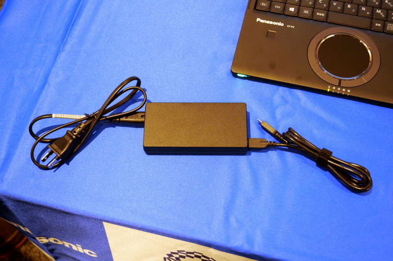 Thunderbolt 4はUSB PD対応。オプションでUSB PD対応ACアダプタも用意される