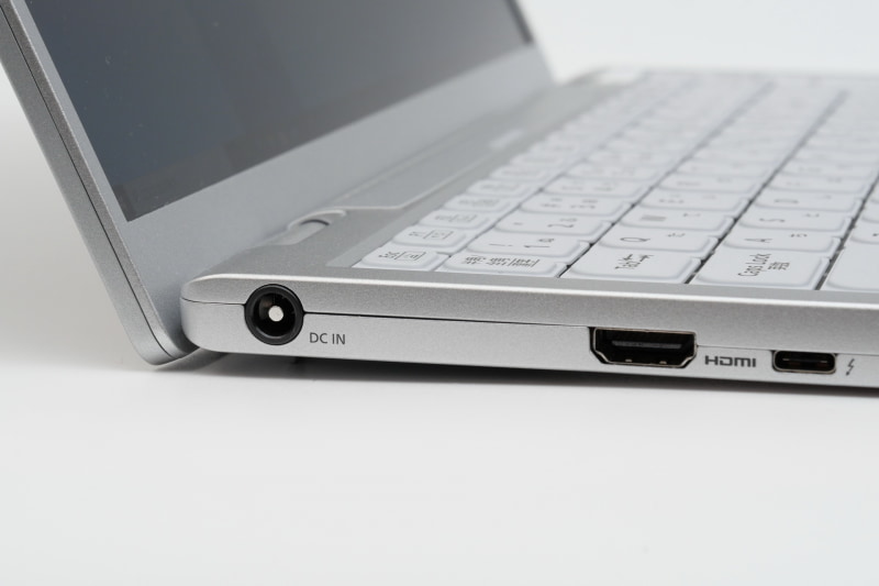 ディスプレイを開くと本体後方が持ち上がって底面に隙間ができ、外気を効率良く取り込むようになっている