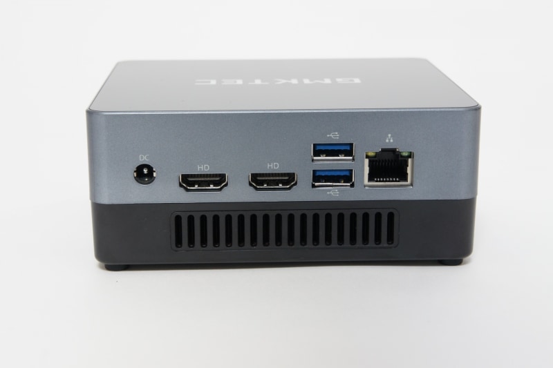 背面に電源端子、HDMI出力×2とUSB 3.0×2、Gigabit Ethernet