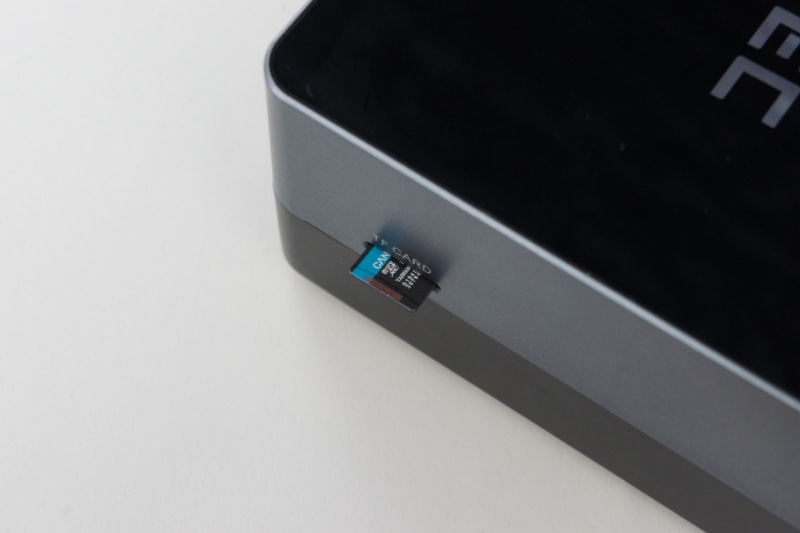 microSDカードスロットの速度を試すべく、読み込み170MB/s、書き込み90MB/sの高速microSDカードでCrystalDiskMarkを実行したが、読み込み31MBs/、書き込み20MB/s程度しか出なかった