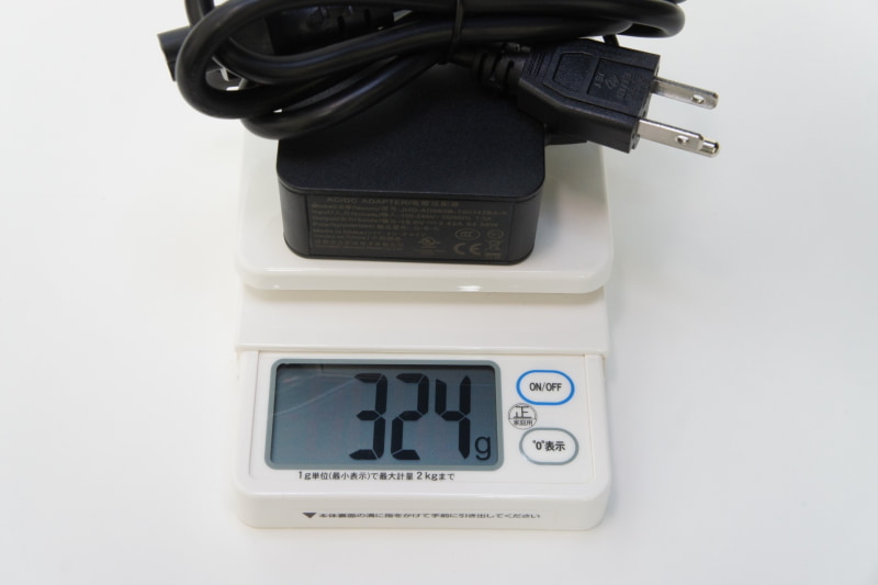 ACアダプタはケーブル込みで324g