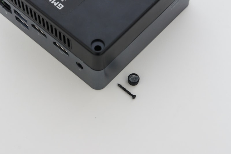 底面のゴム足を取り、ネジを外せば内部にアクセスできる