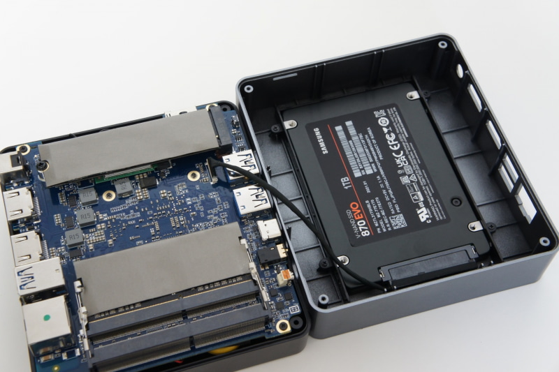 天面の裏に2.5インチベイがある。本体の基板とは専用ケーブルで接続