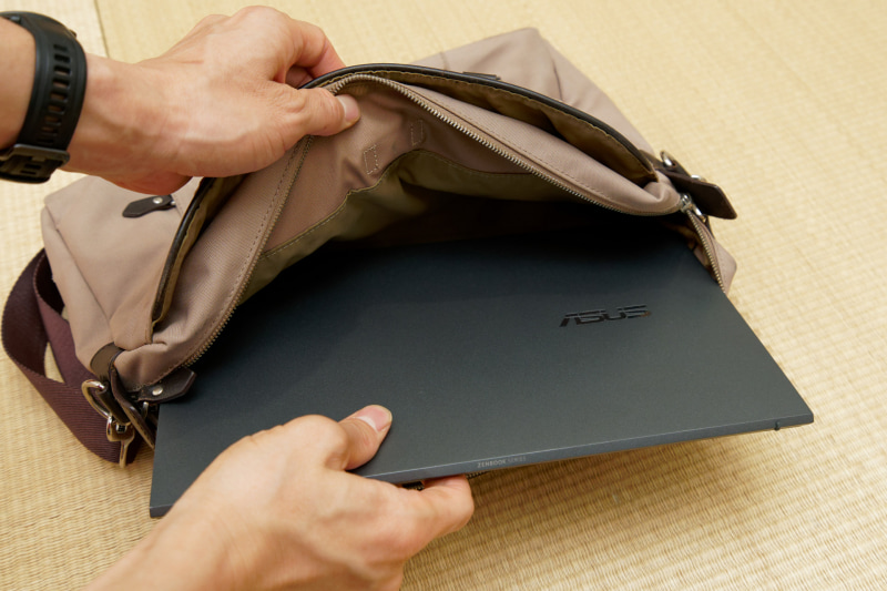 一般的なサイズのビジネスバッグに余裕で収まる