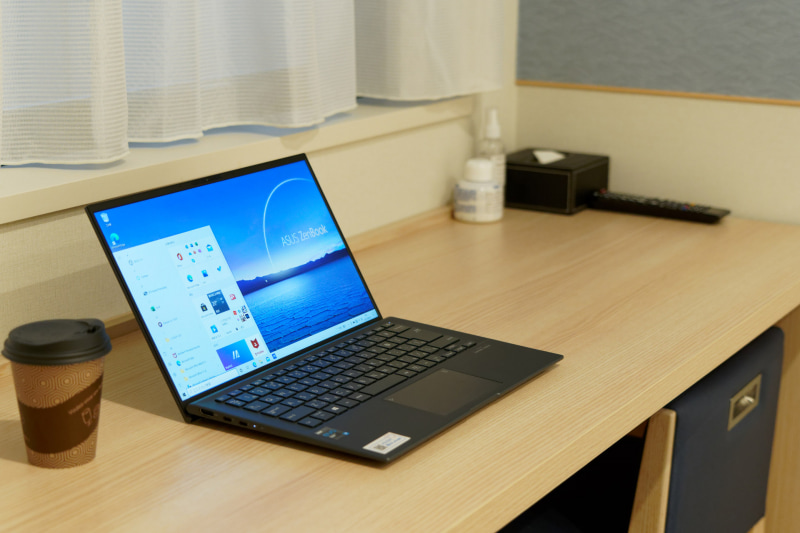 奥行きが少ないカウンターに置いても、UX435EALならスペースに余裕がある