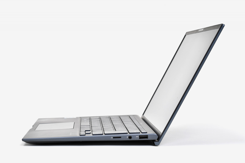 ディスプレイを開くと、ヒンジが本体をわずかに持ち上げ、キーボードに角度がつく