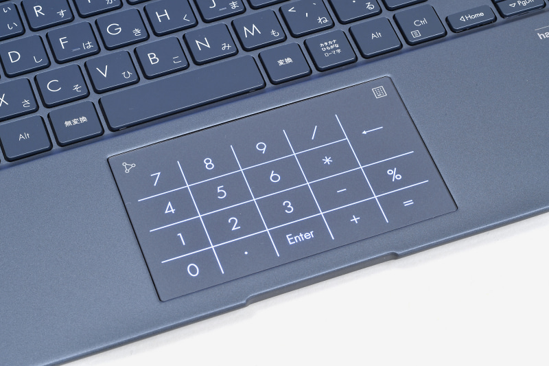 数字や記号がイルミネーションで浮かび上がり、テンキーとして使えるようになる