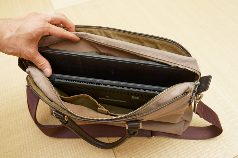 UX435EALと一緒に、MB16ACEもビジネスバックに収納できた