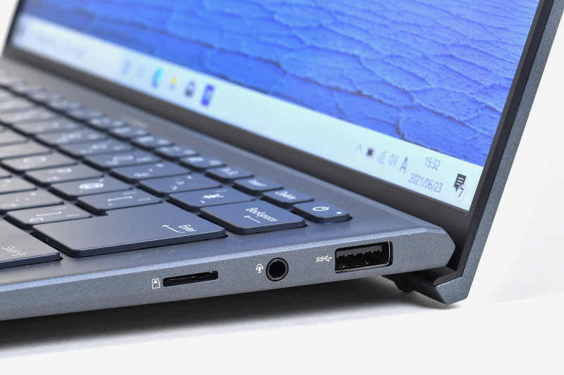 右側面にはmicroSDカードスロット、ヘッドセット端子、USB Type-Aポート