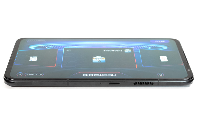 右側面には電源ボタンのほか、両端にタッチセンサー式のショルダートリガーを用意する。ゲームモード時に有効化することで、追加ボタンとして利用可能