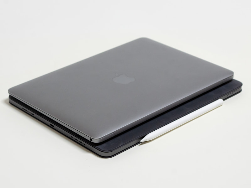 Smart Folio閉じたところとMacBook 12@2017(実測928g)。後者の方がコンパクト