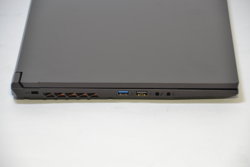 左側面はUSB 3.0、USB 2.0、ヘッドフォン端子、マイク端子