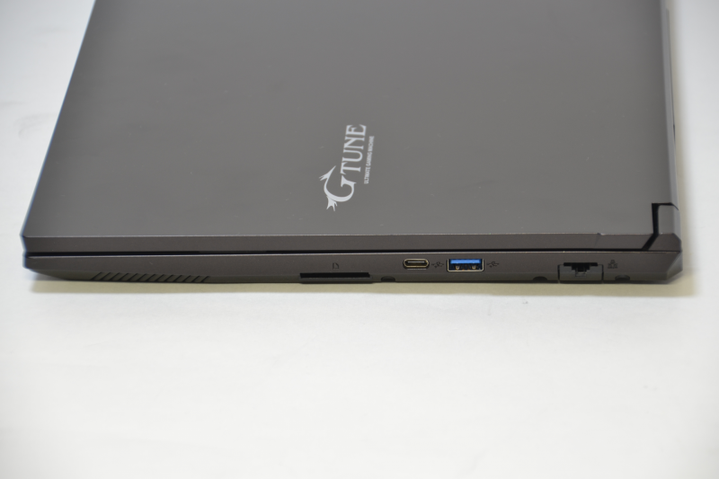 右側面はSDXCカードスロット、USB 3.1 Type-C、USB 3.0、Gigabit Ethernet