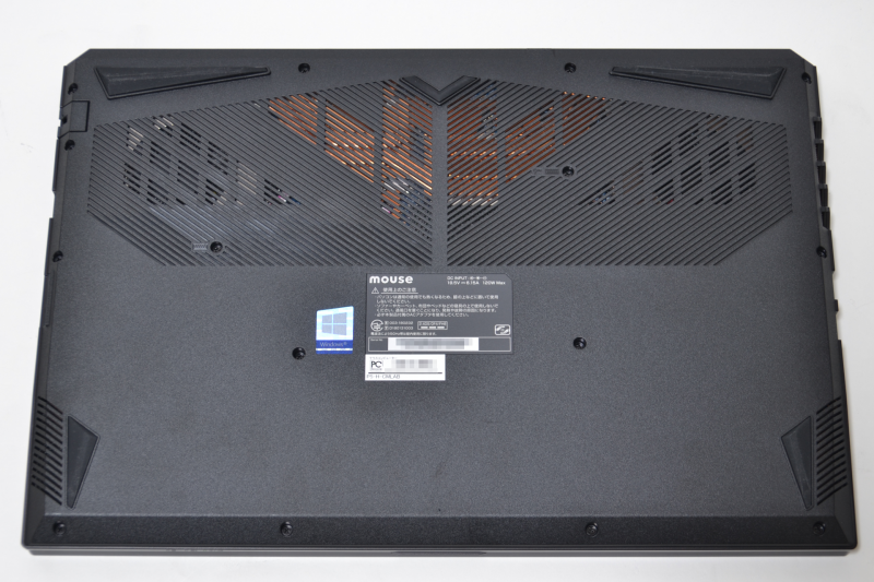 底面は吸気用のスリットが大きく開いている。内部のファンやヒートパイプも見える