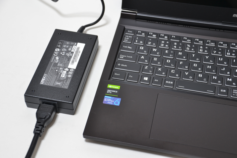 ACアダプタは120W出力。ゲーミングPCとしては小型だ