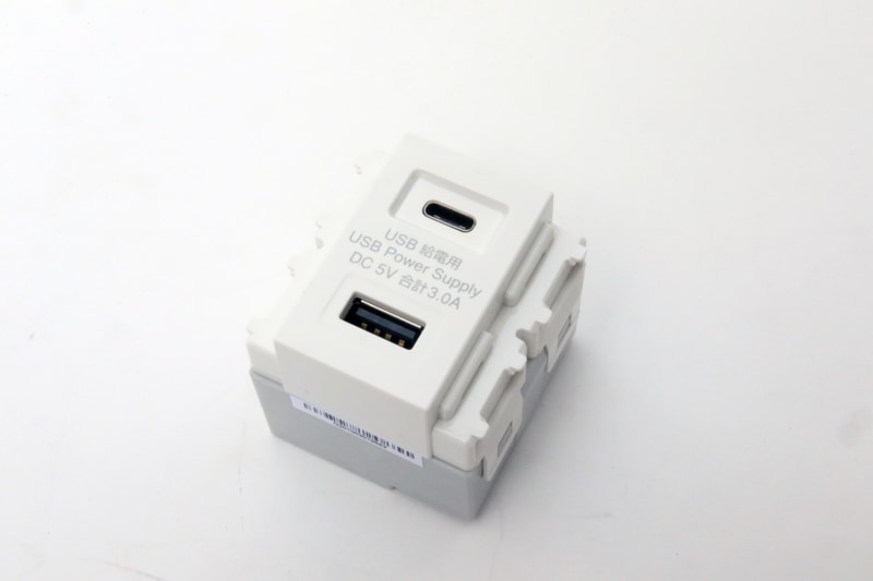 こちらはエレコムから販売されているUSB壁コンセント「TAP-KJUSB1C1W」。Type-Cコネクタも付いているが電圧は5V固定で3Aまで。価格は5,000円程度