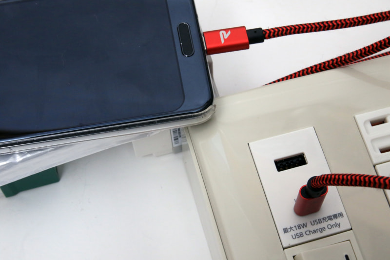 Type-C→Type-Cで接続すると5/9/12Vの急速充電も可能になる。USB PD非対応のスマホの場合は、5V/2.1Aで充電