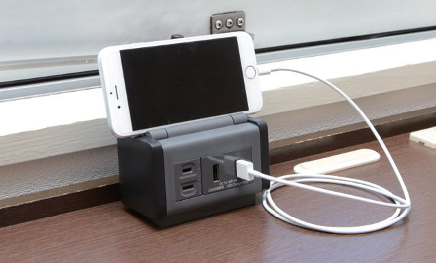 喫茶店などでよく見かけるタイプの5V/2.1AのUSBコンセント。これもパナソニック製