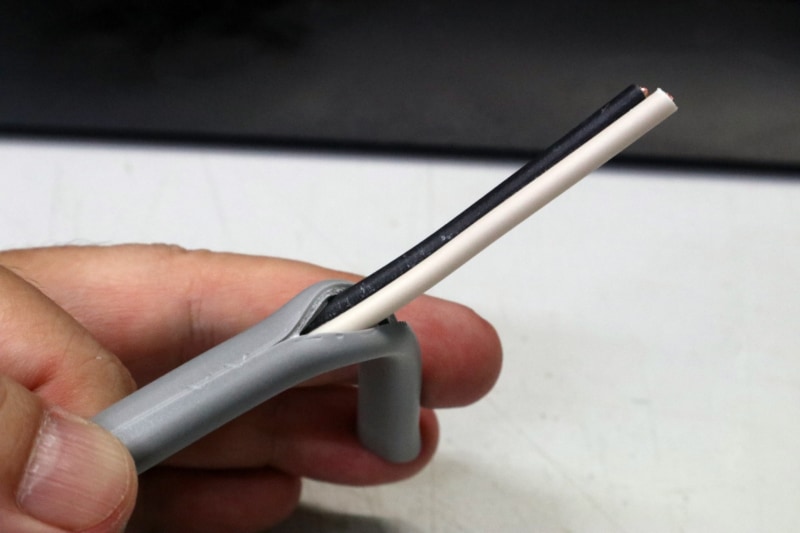 ナイフを入れて外側の被服を剥く