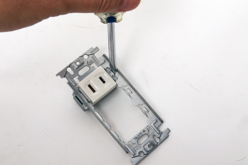 金属タイプはマイナスドライバで突起を押し出し固定