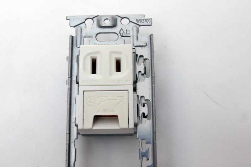 上のコンセントは固定したところ、下はまだ固定していない状態