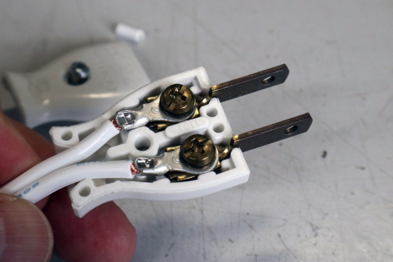 丸型の端子を圧着してコンセントにネジ止め