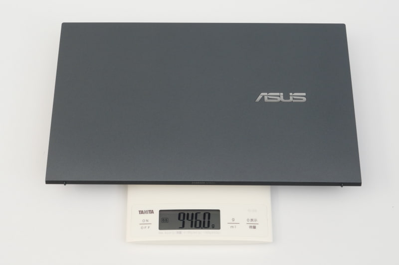重量は実測で945gとなかなかの軽さで、手に持っても非常に軽く感じる