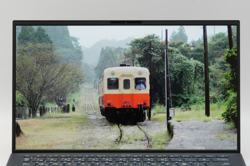 パネルはsRGBカバー率100%の広色域表示に対応しており、メリハリのある鮮やかな発色で映像を表示できる。またパネル表面は非光沢処理のため外光の映り込みが少ない点もうれしい