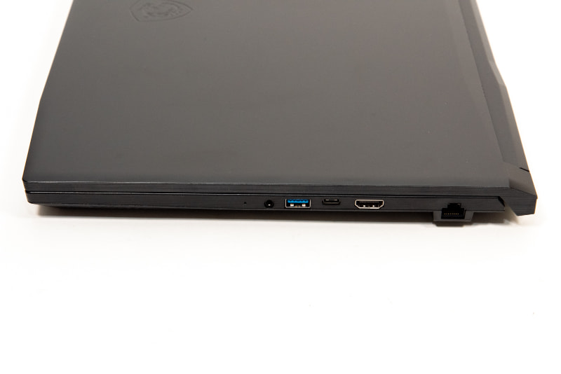 右側面にはGigabit Ethernet、HDMI、USB 3.0 Type-C、USB 3.0、オーディオジャックを配置