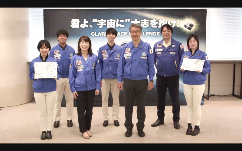 意気込みを書いた色紙を手に記念撮影