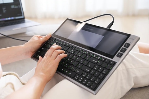 往年のワープロを彷彿とさせるが機能は最新な、横長液晶付きキーボード