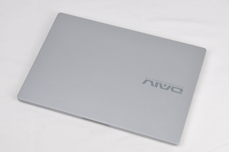 飾り気がまったくない質実剛健なデザイン。ボディは全体がマグネシウム合金製だ