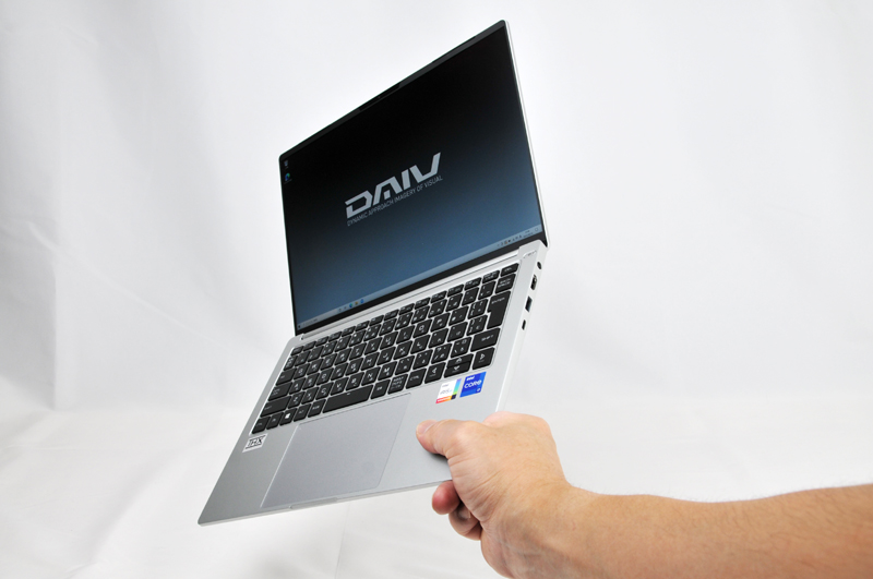 本体の剛性はかなり高くてしっかりしており、絶対に壊れなさそうな安心感がある