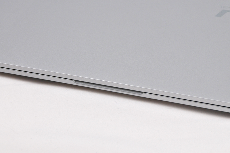 ディスプレイを開ける時はこの部分に指を入れられるので開けやすい。ちなみにディスプレイの上部と本体のパームレスト部分には磁石が入っていて、ディスプレイを閉じた際にはその磁石の力でディスプレイが固定される仕組みになっている