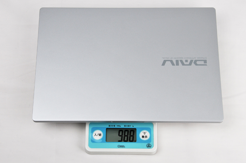 重さは実測では988gだった。公証で約985gなので大体スペック通りだ