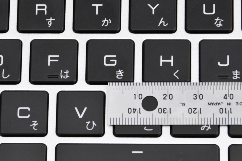 主要なキーのキーピッチは約19mmで問題なくブラインドタッチを行なえる