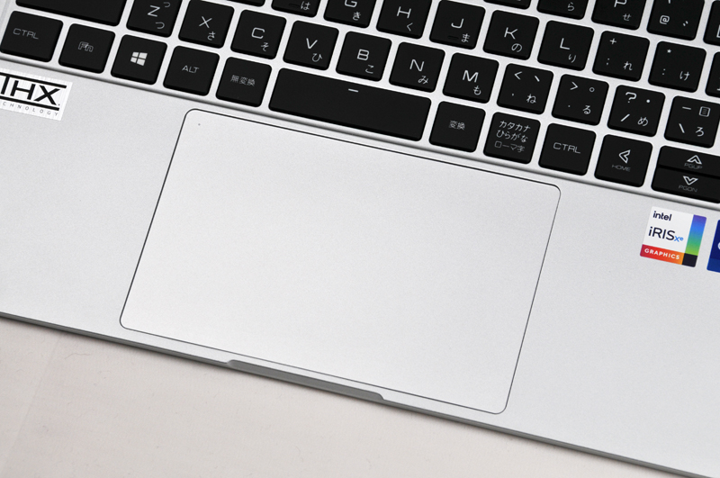 タッチパッドは実測で約132×82mm(幅×奥行き)もあって本当に大きい