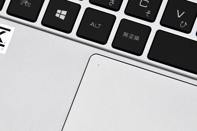 タッチパッドの左上にある白い点の部分をダブルタップするとタッチパッド機能のオン/オフが行なえる